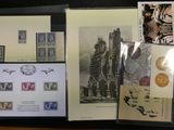 de nombreux timbres différents exposés sur une table