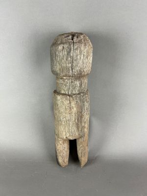 une image représentant un petit objet en bois posé sur une surface blanche