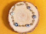un bracelet composé de perles et de chaînes en or sur fond jaune