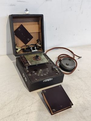 une radio à l'ancienne posée sur une table, à côté d'un casque audio
