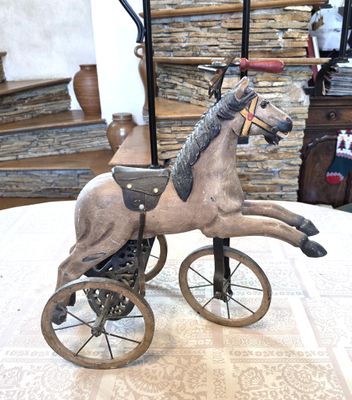 statue représentant un cheval attelé à une calèche, posée sur une table dans un salon