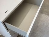 une image représentant un bureau blanc avec un tiroir en dessous