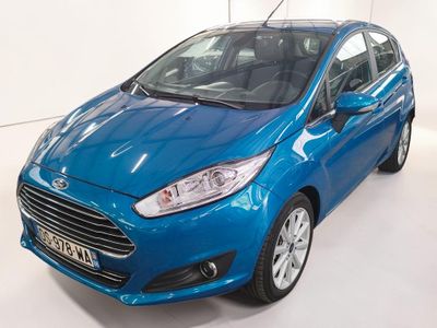 La Ford Fiesta bleue est garée dans une pièce blanche.