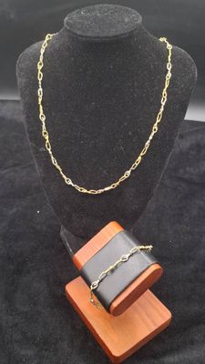ensemble composé d'un collier et d'un bracelet, présenté sur un fond de velours noir