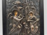 une photo représentant une plaque métallique sur laquelle figurent une femme et deux hommes