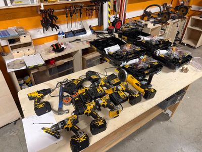 Des outils jaunes et noirs sont posés sur une table dans un atelier