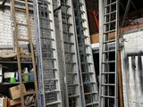 de nombreuses échelles appuyées contre le mur