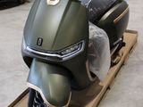 un scooter exposé dans un bâtiment