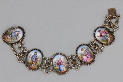Bracelet en argent orné de cinq motifs de miniatures émaillé…