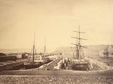 une vieille photo d'un bateau amarré dans un port