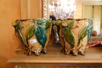 deux vases posés sur une cheminée, avec un miroir en arrière-plan