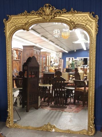 Important miroir cadre bois et stuc, redoré. H : 216 x 160 (accid...