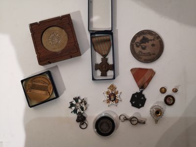un grand nombre d'objets posés sur une table