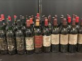 plusieurs bouteilles de vin sont alignées sur une table