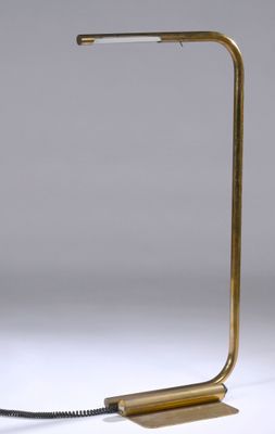 an image of a lamp that is sitting on a table