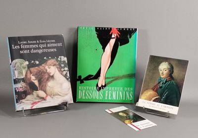 trois livres sont posés sur une table les uns à côté des autres