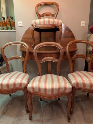 Table ronde à volet demi-lune en noyer accompagnée de quatre…