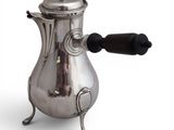 une cafetière en argent avec une poignée noire sur fond blanc