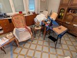 une photo d'un salon encombré, avec beaucoup de désordre par terre
