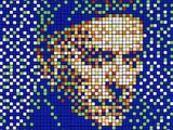 une broderie au point de croix représentant le visage d'un homme sur fond bleu