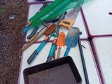 une table sur laquelle sont posés tout un tas d'outils de jardinage
