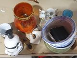 tout un tas d'objets posés sur une table