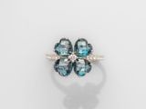 une bague en forme de fleur sertie d'une topaze bleue et de diamants