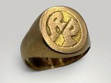 l'image d'une chevalière en or ornée d'une croix