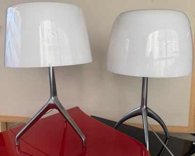 deux lampes posées sur une table rouge