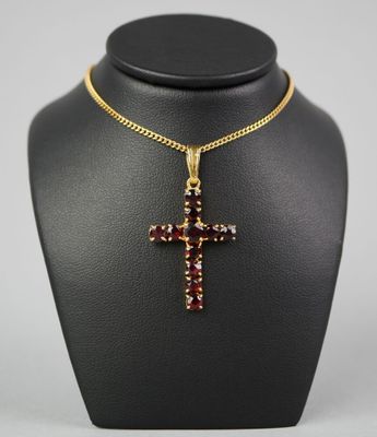 un collier avec un pendentif en forme de croix sur un mannequin