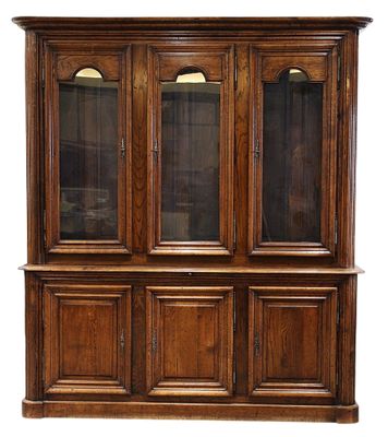 BIBLIOTHEQUE en chêne mouluré, ouvre à 3 vantaux et 3 portes…