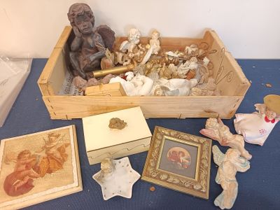 Lot d'anges miniatures en porcelaine, résine, verre et diver…