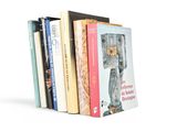 plusieurs livres sont empilés sur une surface blanche