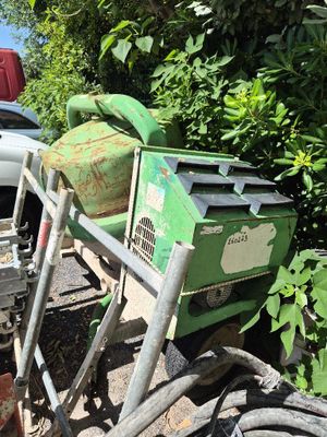 un vélo garé à côté d'un camion