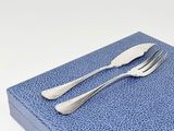 une boîte bleue sur laquelle sont représentées deux fourchettes et une cuillère