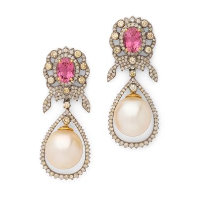 PAIRE DE BOUCLES D'OREILLES présentant un décor végétal rete…