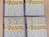 quatre livres sur lesquels est inscrit le mot « théâtre », posés sur une table