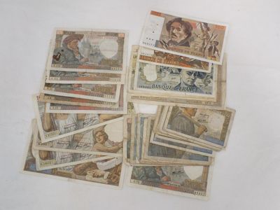 beaucoup de vieux billets de banque sur la table
