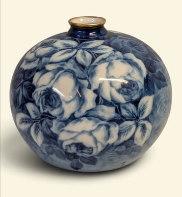 un vase bleu et blanc orné de fleurs blanches