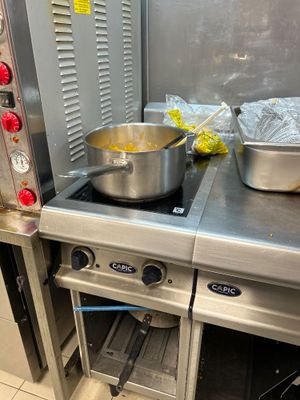 une casserole et une poêle sur la cuisinière dans la cuisine