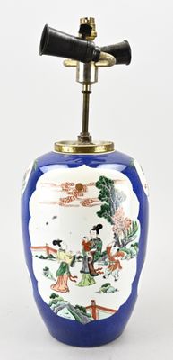 un vase bleu et blanc muni d'une anse noire