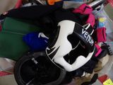 un tas de matériel de ski dans un sac posé par terre