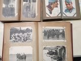 plusieurs photos en noir et blanc d'hommes en uniforme militaire posées sur une table