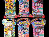 Quatre paquets de cartes à collectionner Pokémon sont exposés dans une vitrine.