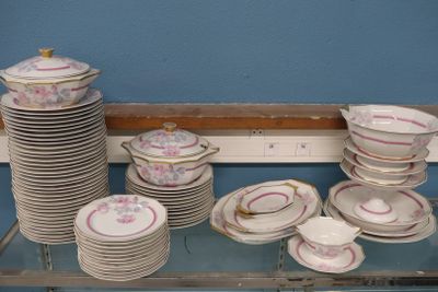 beaucoup d'assiettes et de bols posés sur une table en verre