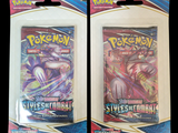 Deux paquets de cartes à collectionner Pokémon sont représentés sur un fond noir.