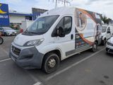 une photo d'une camionnette garée sur un parking