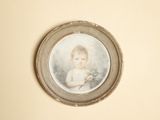 la photo d'un enfant dans un cadre accroché au mur