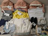 une pile de vêtements posée sur une étagère
