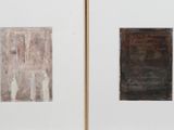 Deux tableaux accrochés à un mur blanc : l'un est de couleur marron et l'autre est en noir et blanc.